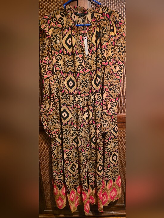 Olivaceous Dresses & Skirts - Olivaceous NWT Large PTP 21 Black and Gold Patterned Tiered Skirt Pink Accents